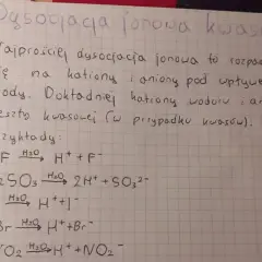 Dysocjacja jonowa kwasów: rozpad na kationy i aniony pod wpływem wody. Przykłady: HF, H2SO3, HI, HBr, HNO2.