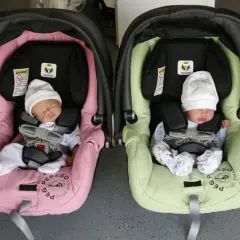 Dwa noworodki w fotelikach samochodowych, gotowe do wyjścia ze szpitala. Jak ubrać noworodka ze szpitala? Wygodnie i bezpiecznie!