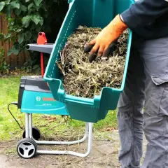 Gartenabfälle werden in den Bosch-Häcksler gefüllt, den **master shredder** für den Garten.
