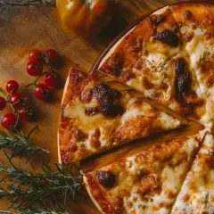 Pyszna pizza z serem i pomidorkami koktajlowymi, idealna do savona menu.