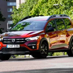 Röd Dacia Jogger på väg, redo för ett nytt dacia jogger test.