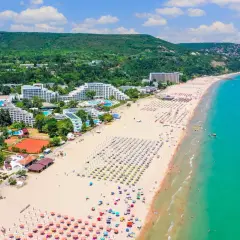 Bułgaria jakie morze? Piękna, piaszczysta plaża z mnóstwem leżaków i parasoli, hotele i zielone wzgórza nad turkusowym Morzem Czarnym.