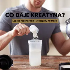 Mężczyzna przygotowuje odżywkę. Dowiedz się, co daje kreatyna: lepsza regeneracja i więcej siły na trasie.