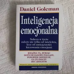 Okładka książki Daniela Golemana "Inteligencja emocjonalna", która pomaga zrozumieć, jak kierować emocjami dla osiągnięcia sukcesu.