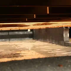 Fundament pod słupy drewniane, z bloczków betonowych, z wilgotną ziemią i drewnianym stropem.
