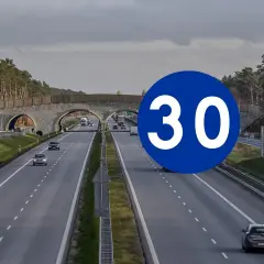 Co oznacza znak minimalnej prędkości i jakie są jego zasady?