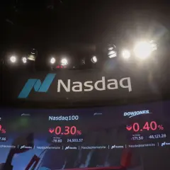 Duży ekran z logo Nasdaq i danymi giełdowymi. Dowiedz się, nasdaq co to jest i jak działa rynek.