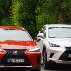 Dwa Lexusu: czerwony UX i biały NX, stoją obok siebie. Wymiary Lexus UX są kompaktowe, idealne do miasta.