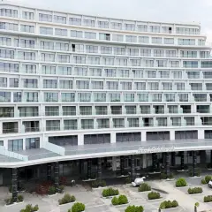 Nowy hotel Gołębiewski w Pobierowie, kiedy otwarcie? Nowoczesny budynek z balkonami i widokiem na las.