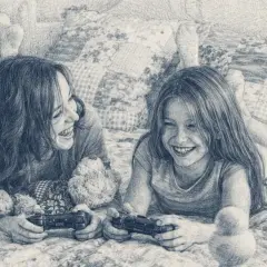 Dwie dziewczynki śmieją się, grając w gierkę dla dzieci na konsoli. Leżą na łóżku, otoczone pluszakami.