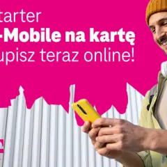 Uśmiechnięty mężczyzna z telefonem w ręku, słuchawkami na szyi i plecakiem. "Starter T-Mobile na kartę kupisz teraz online!