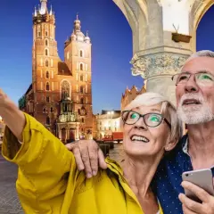 Szczęśliwi seniorzy odkrywają piękno Krakowa. Idealne wycieczki dla emerytów i rencistów.