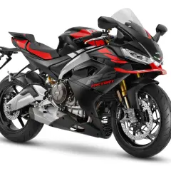 Aprilia RS 660 Factory, una moto deportiva negra y roja con 100 cv de potencia, lista para la acción.