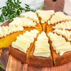 En saftig saffranskaka med fluffig frosting, perfekt för Fredriks fika. En härlig gul kaka med gyllene toner.