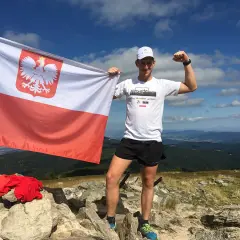 Mężczyzna z polską flagą na szczycie, zdobywając diadem polskich gór. Wykaz szczytów zdobyty!
