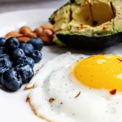 Jajko sadzone, borówki, migdały i awokado – idealne składniki na śniadanie w stylu dieta keto co jeść.