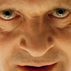 Anthony Hopkins w filmach budzi grozę. Jego spojrzenie w tym kadrze zapada w pamięć.