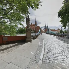 Most Tumski we Wrocławiu, z widokiem na katedrę i wieże kościelne. Spacer po brukowanym chodniku na Ostrowie Tumskim.