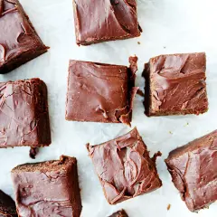 Många bitar av chokladfudge, perfekta för ett enkelt fudge recept.