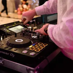 Ile kosztuje DJ na 40 urodziny? Sprawdź ceny i uniknij wysokich kosztów