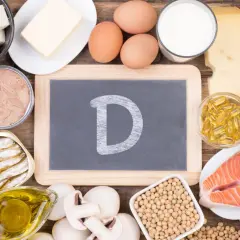 Lebensmittel mit Vitamin D: Lachs, Eier, Milchprodukte, Orangen. Wann einnehmen? Am besten zu den Mahlzeiten.