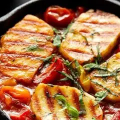 Smażony ser halloumi w sosie pomidorowym z ziołami. Idealny sposób, by dowiedzieć się, czy halloumi smażyć na oleju.