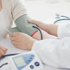 Lekarz mierzy ciśnienie pacjentowi. Captopril na co? Na nadciśnienie, które może wymagać takiego badania.