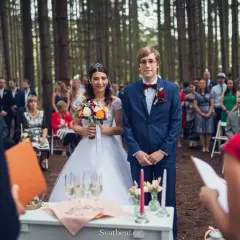 Para Młoda w lesie, goście czekają na ceremonię. Ile trwa ślub w kościele? To zależy, ale ta leśna przysięga jest wyjątkowa.