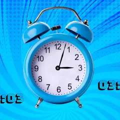 Reloj despertador azul con números 03:03. El 0303 significado espiritual es un llamado a la acción y la manifestación.