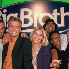 Sechs lachende Gesichter vor dem Big Brother Logo. Die Teilnehmer der ersten Staffel von Big Brother Staffel 1 strahlen in die Kamera.