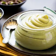 Crema pasticcera al pistacchio, pronta per essere gustata. Una ricetta golosa e facile da preparare.