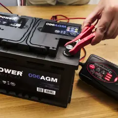 Akumulator po ładowaniu: jak odłączyć prostownik bez ryzyka?