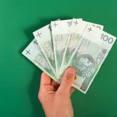 Dłoń trzyma banknoty 100 zł. Czy to już kwota wolna od podatku 2026?