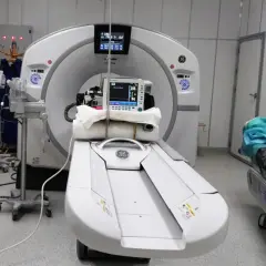 Gabinet tomografii komputerowej. Czy można pić kawę przed tomografią z kontrastem? Zapytaj lekarza.