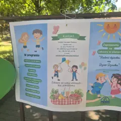 Plakat zapraszający na plenerowe zabawy z okazji Dnia Dziecka, organizowane przez MOPS Starogard Gdański. W programie m.in. malowanie twarzy, bańki mydlane i zabawy integracyjne. To wspaniały projekt socjalny!