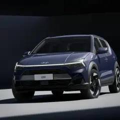 Un Hyundai i20 azul oscuro, listo para una prueba de manejo, con luces LED frontales y un diseño moderno.