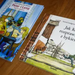 Dwie książki z ilustracjami z powieści Astrid Lindgren: "Peter i Lena" oraz "Jak Kalle rozprawił się z bykiem".