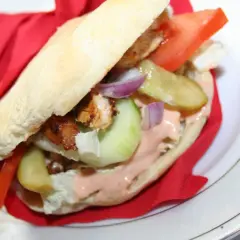 Pyszny kebab w bułce z kurczakiem, warzywami i sosem. Idealny przepis na szybki obiad.