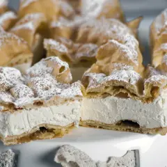 Puszysta karpatka z kremem, posypana cukrem pudrem. Idealna na deser, gdy masz ochotę na coś słodkiego. Ten przepis na karpatkę jest prosty i szybki.