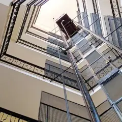 Kto wynalazł windę i jak jego pomysł zmienił nasze miasta?