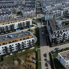 Nowe osiedle we Wrocławiu, nowoczesne bloki z balkonami. Ceny mieszkań wrocław mogą być wysokie, ale widok jest imponujący.