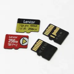 Dwie karty pamięci Lexar 256GB, jedna czerwona V30 A2, druga żółta V60 A1. Idealne pytanie: jaka karta pamięci do wideorejestratora?