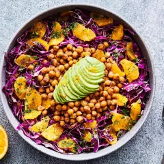 Färgglad sallad med kikärtor, apelsin och avokado. Ett härligt sallad recept för en lätt lunch.
