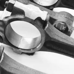 Primer plano de bielas de coche, componentes esenciales que conectan el pistón al cigüeñal, permitiendo el movimiento rotatorio del motor.