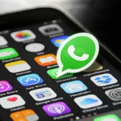 Widok ekranu telefonu z ikonami aplikacji, w tym dużą, zieloną ikoną WhatsApp. Osoba zablokowana na WhatsApp widzi brak możliwości kontaktu.