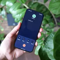 Dłoń trzyma smartfon z ekranem rozmowy. Widoczny jest komunikat "Dzwonię..." oraz numer komórkowy +48.