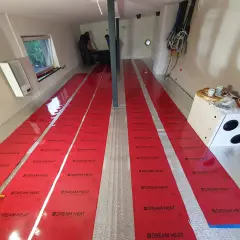 Instalacja folii grzewczej "Dream Heat" na podłodze. Czy folia grzewcza jest oszczędna? Zobacz, jak powstaje nowoczesne ogrzewanie.