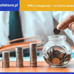 Ręka wrzuca monetę do słoika, obok rosnące stosy pieniędzy. Temat: PPK a rezygnacja – co warto wiedzieć?