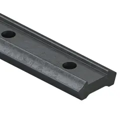 Ciemnoszary element, prawdopodobnie podkładka lub klin, służący do mocowania szyn kolejowych. Widoczne dwa otwory.