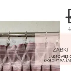 Zasłony upięte na karniszu za pomocą żabek. Tekst: "Żabki. Jak powiesić zasłony na żabki?".